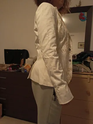 Giacca elegante bianca con ricami oro