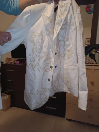 Giacca elegante bianca con ricami oro