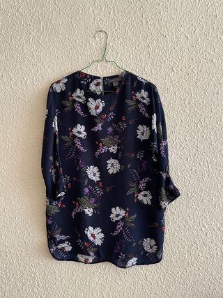 Camisa azul con estampado floral