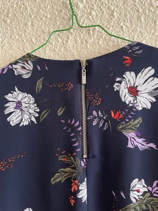 Camisa azul con estampado floral