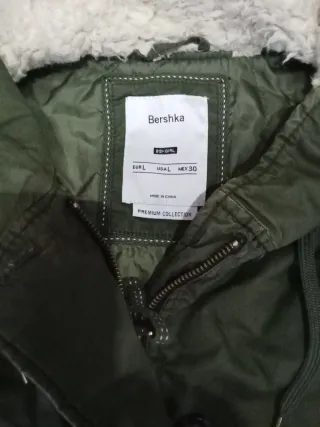 Chaqueta verde con capucha y bordado