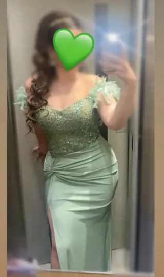 MUY ELEGANTE. Vestido de fiesta verde con lentejue