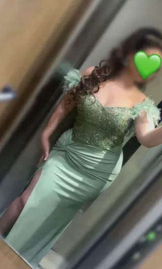 MUY ELEGANTE. Vestido de fiesta verde con lentejue