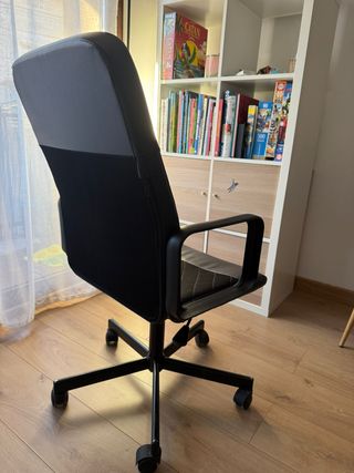 Silla de oficina IKEA con reposabrazos
