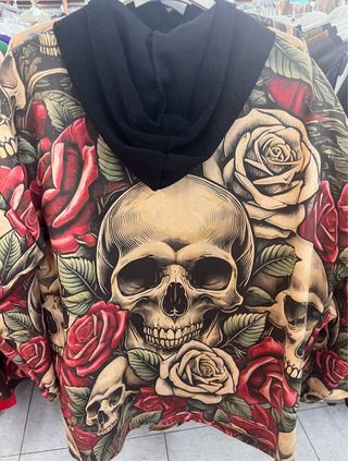 Sudadera con capucha y cremallera de calaveras