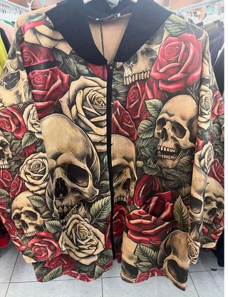 Sudadera con capucha y cremallera de calaveras