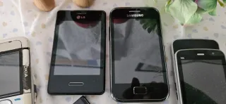 Set 4 Cellulari Vintage + Router Vodafone