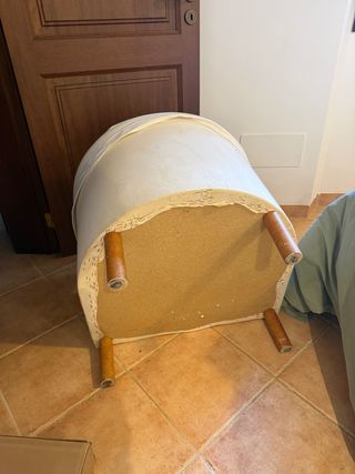 Butaca de tela beige y blanca