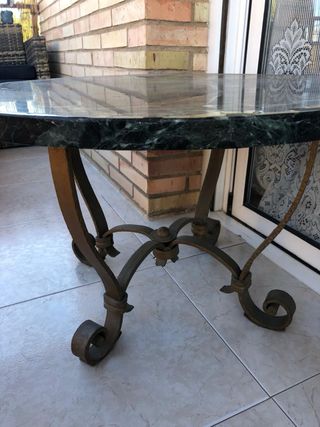 Mesa de hierro forjado y mármol