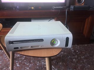 Xbox 360y mandópara piezas (funciona intermitente)