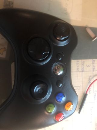 Xbox 360y mandópara piezas (funciona intermitente)
