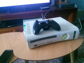 Xbox 360y mandópara piezas (funciona intermitente)