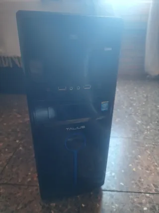 Torre de ordenador negra