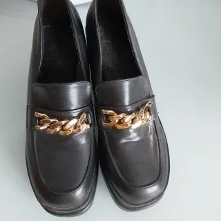 Zapatos negros con cadena dorada