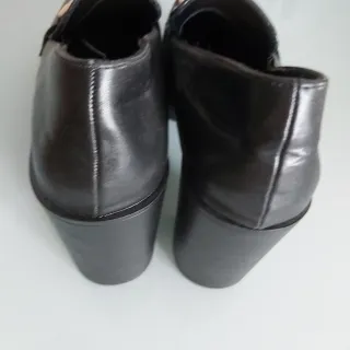 Zapatos negros con cadena dorada