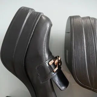 Zapatos negros con cadena dorada