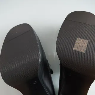 Zapatos negros con cadena dorada