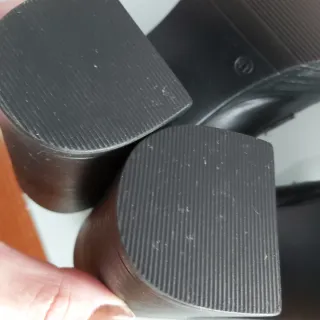 Zapatos negros con cadena dorada