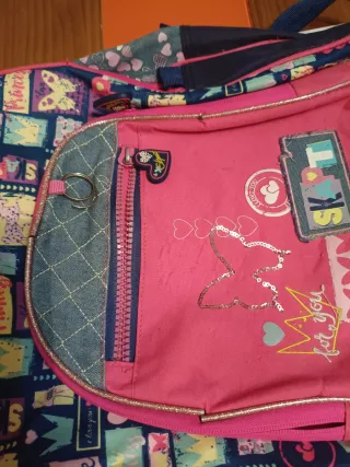 Mochila infantil con parches y lentejuelas