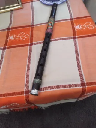 Flauta de madera decorada