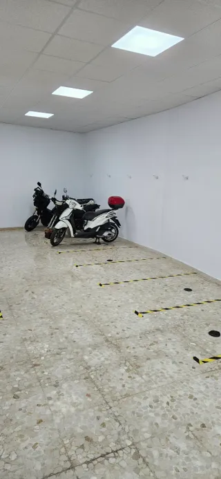 Se alquila plaza de garaje para moto, videovigilad