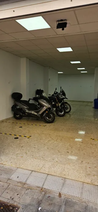 Se alquila plaza de garaje para moto, videovigilad