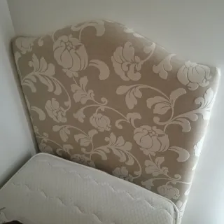 Cabecero de cama beige con estampado