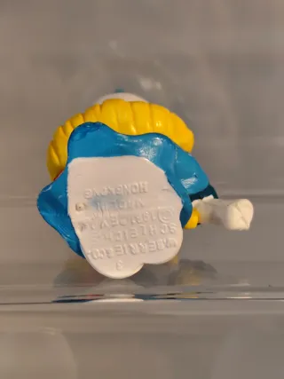 Pitufina graduada con libro y diploma