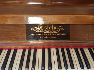 Piano vertical antiguo Estela-Bernareggi