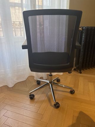 Silla de oficina ergonómica con ruedas