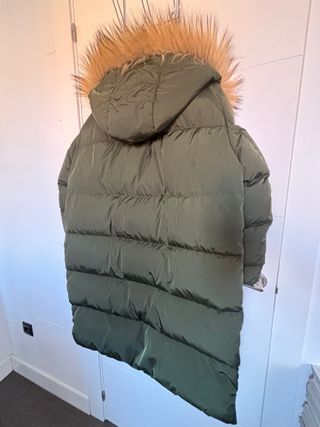 Plumífero Purificación García caqui con capucha