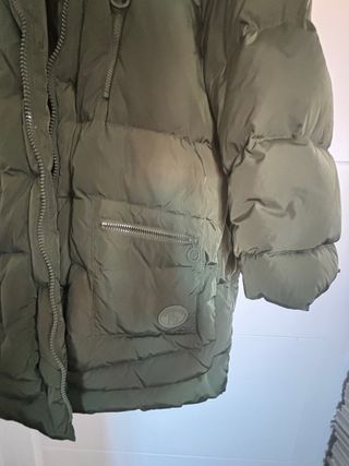 Plumífero Purificación García caqui con capucha