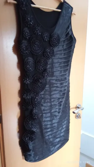 Vestido de fiesta negro con flores