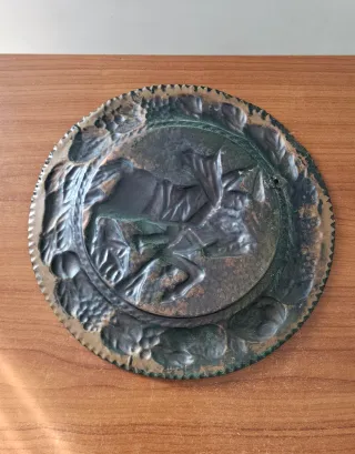Piatto in rame decorato da appendere, antico