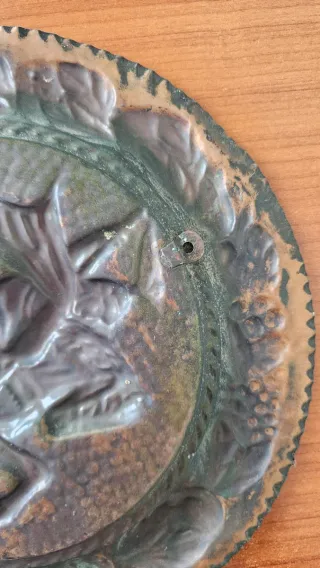 Piatto in rame decorato da appendere, antico
