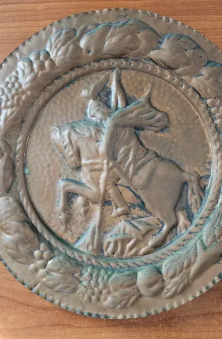 Piatto in rame decorato da appendere, antico