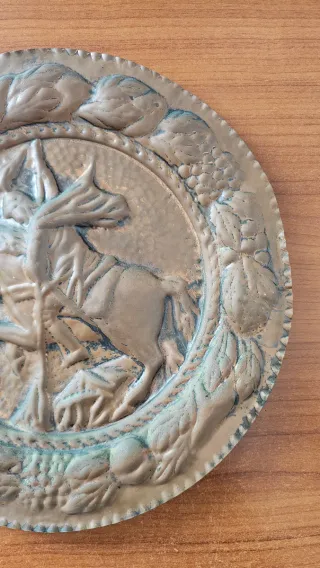 Piatto in rame decorato da appendere, antico
