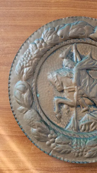 Piatto in rame decorato da appendere, antico