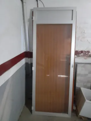 Puerta  la derecha de aluminio con cristal sin mar