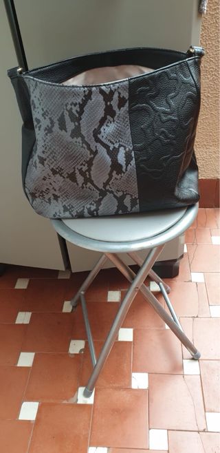 Bolso Tous Negro y Gris Piel Serpiente
