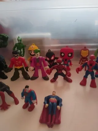 Lote de muñecos variados