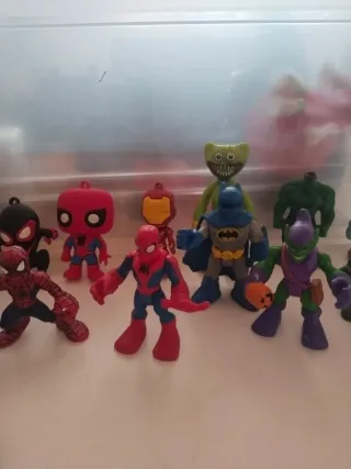 Lote de muñecos variados