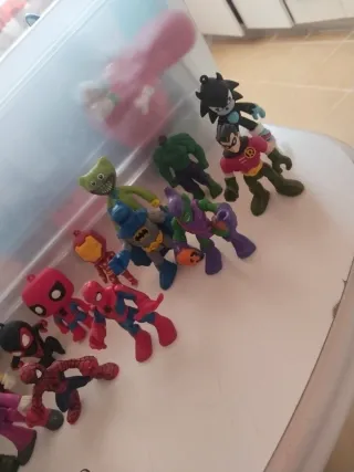 Lote de muñecos variados