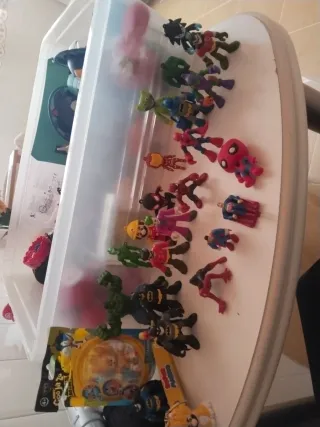 Lote de muñecos variados