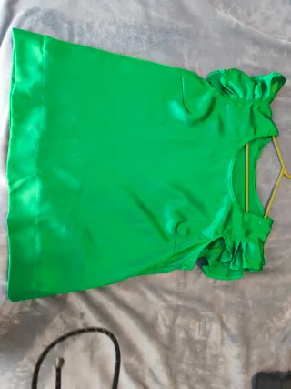 Blusa satén verde con volantes
