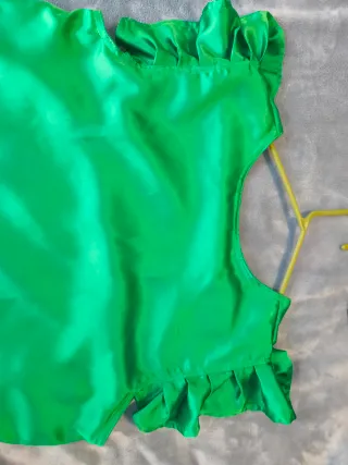 Blusa satén verde con volantes