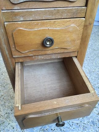 Mesita de noche antigua de madera