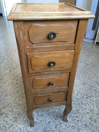 Mesita de noche antigua de madera