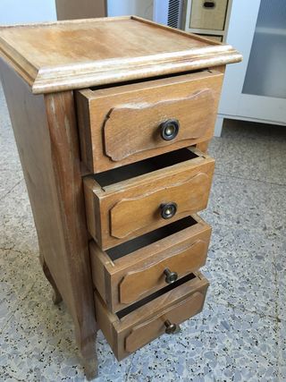 Mesita de noche antigua de madera