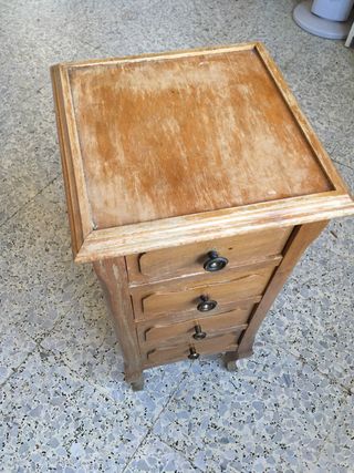 Mesita de noche antigua de madera